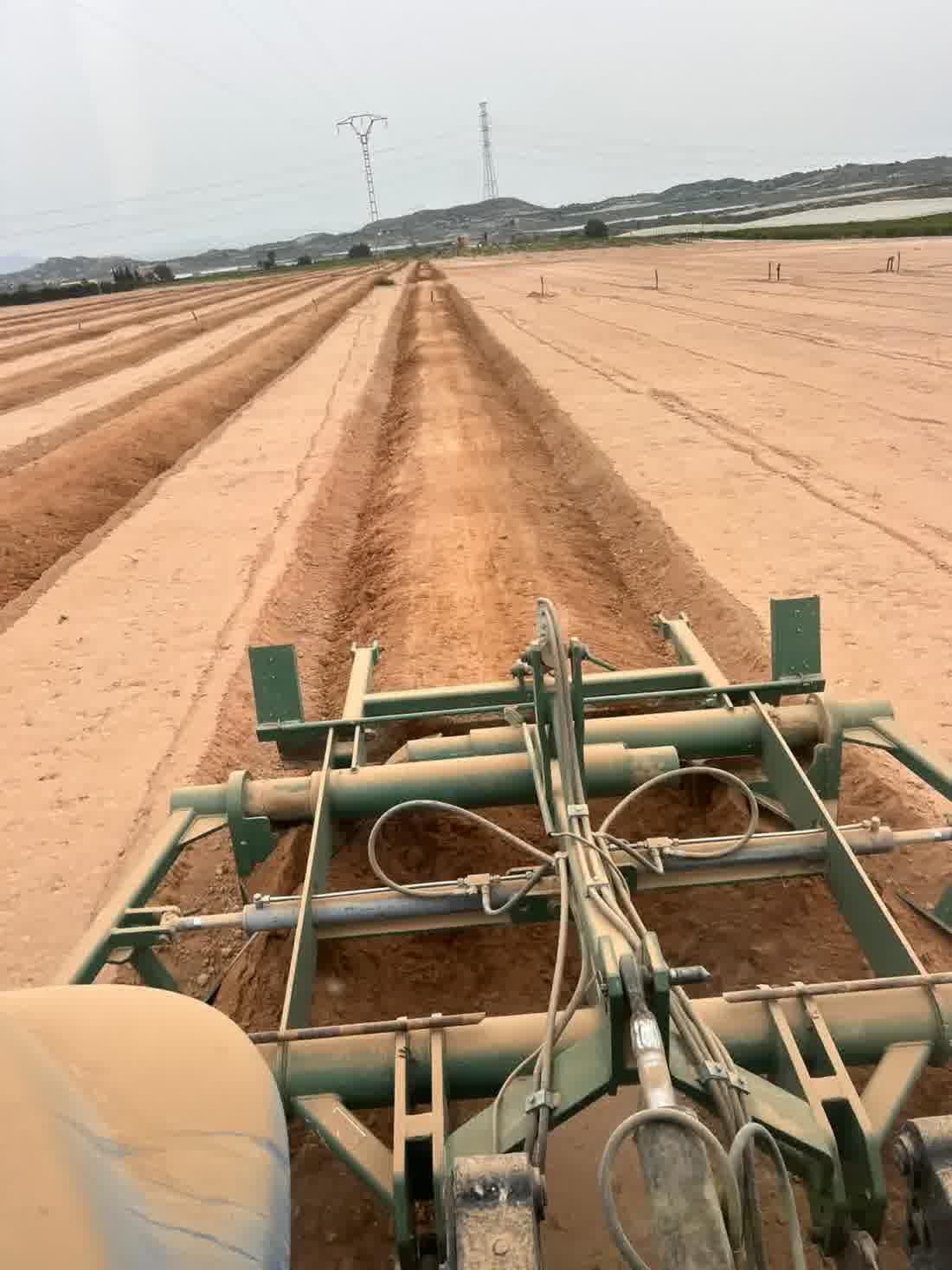 Trabajo agrícola de preparación y nivelación de terreno