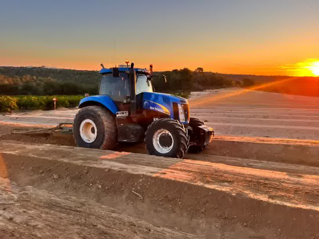 Tractor de JM Antolinos trabajando en la preparación de un terreno